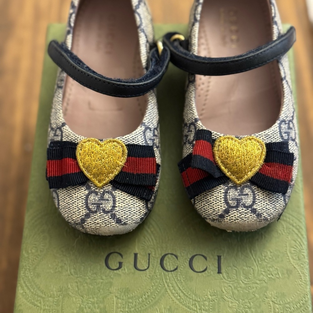 Gucci Kids Dress Shoes with Gold Heart and Navy Accents